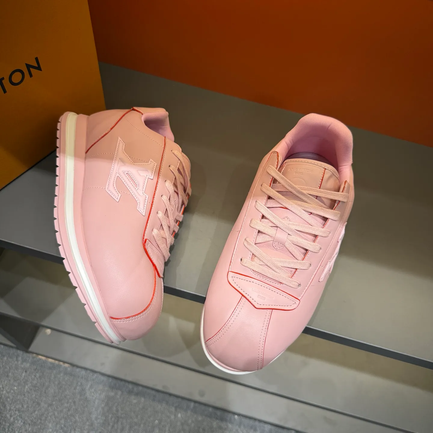 P540 Size 38-45 LV 🫏The colorful interpretation of BUTTERSOFT sneakers combines sheepskin, The colorful interpretation of LV BUTTERSOFT sneakers combines sheepskin and calfskin, bringing a super soft feel. Designed by Pharrell Williams, this '60s-inspired shoe features a padded upper that's been crafted by Louis Vuitton craftsmen to further enhance the comfort of the leather. In addition to the LV initials, it features multiple signatures, including natural leather trim and an embossed pattern of Pharrell Williams and lobster on the side, referencing the Fall/Winter 2025 men’s show. A must-have artifact for fashionistas✅